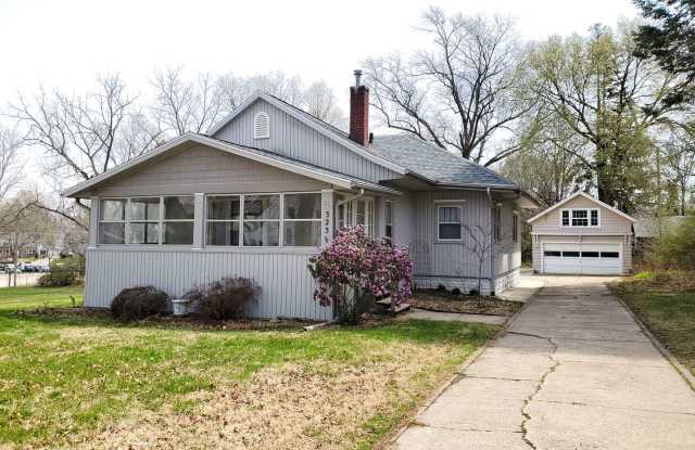Available Now!- Spacious single family home on Sunset! Pets ok with additional app/fee! photos photos