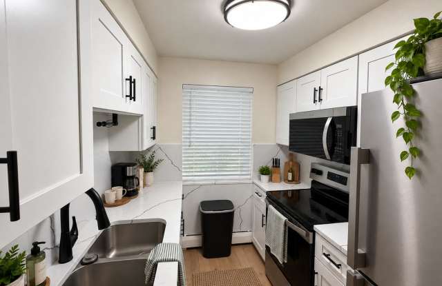 Charming 2BD/1BA Townhouse in Wheat Ridge with Large Private Patio! Gallery 1