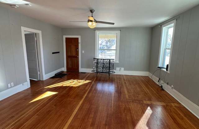 PET FRIENDLY 2 BEDROOM, 1 BATHROOM SINGLE FAMILY HOME CLOSE TO DOWNTOWN! Gallery 3
