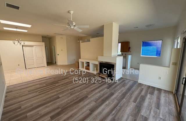 Beautiful 2 BD plus den 2 BA House in the Springs in Green Valley - GVR Included! *MOVE-IN SPECIAL!* Gallery 3