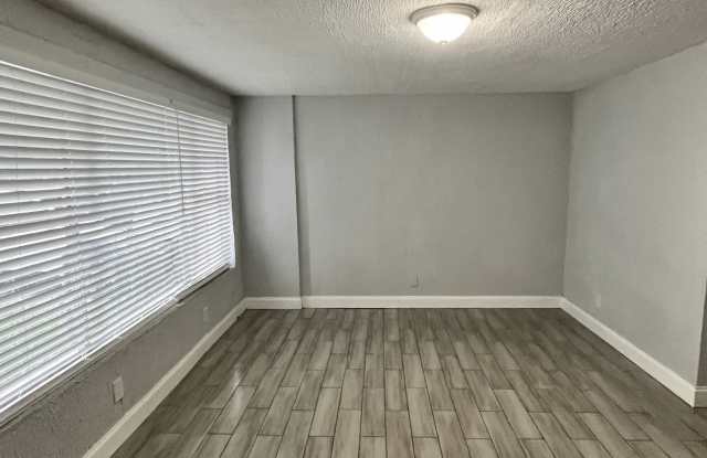 4413 Moncrief Road West Gallery 3