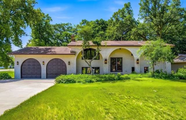 Checkout This 4bed 3bath Home in Shoreview! Gallery 1