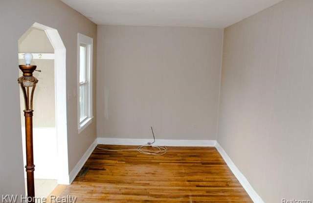 1695 University Gallery 4