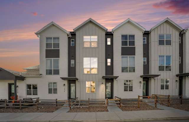 2 BR Townhome w/Bonus Room and Great Lake Views! Gallery 1