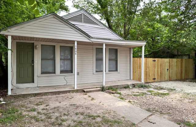 April 1st!! 2 Bedroom Home Close to Historic District photos photos