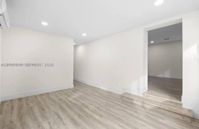331 W 40th Pl Gallery 4
