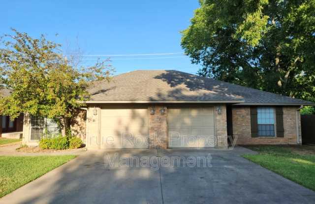 1402 South Mississippi Avenue - 1402 South Mississippi Avenue, Ada, OK 74820