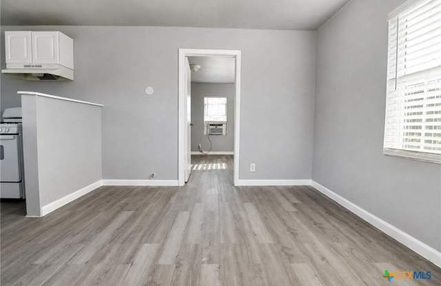 122 W Avenue A Gallery 4