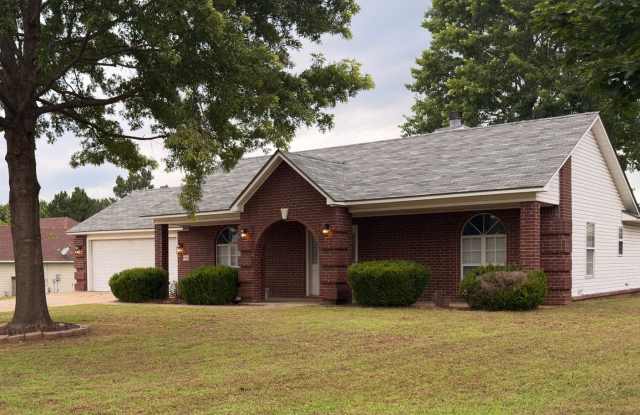 3 Bedroom Home with Fenced Backyard photos photos