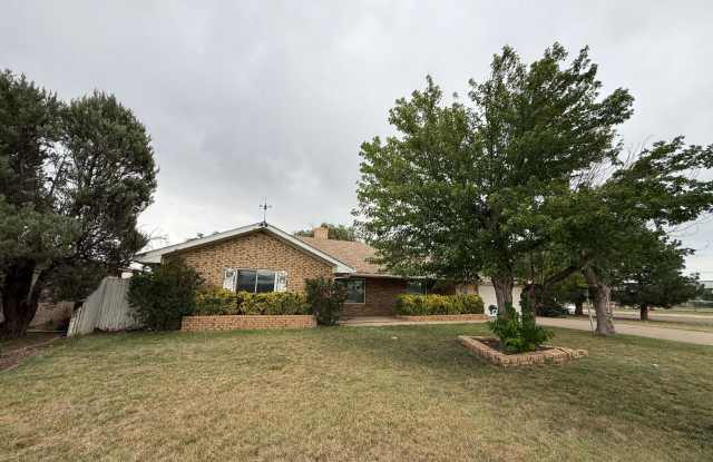 3 Bed 3 Bath spacious home, with extra craft room, Lovely Backyard photos photos