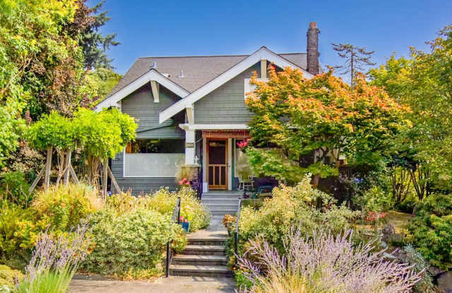 Beautiful 4-Bedroom Home with Rooftop Deck & Water Views in Prime Wallingford photos photos Beautiful 4-Bedroom Home with Rooftop Deck & Water Views in Prime Wallingford photos photos