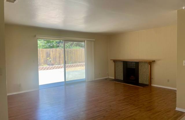 Turnpike Foothills 3 Bedroom Home + Office - Available Now Gallery 3