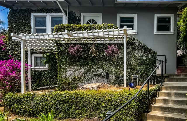 Unbelievable Stand-Alone 2-Bedroom House in Prime West Hollywood Hills photos photos Unbelievable Stand-Alone 2-Bedroom House in Prime West Hollywood Hills photos photos