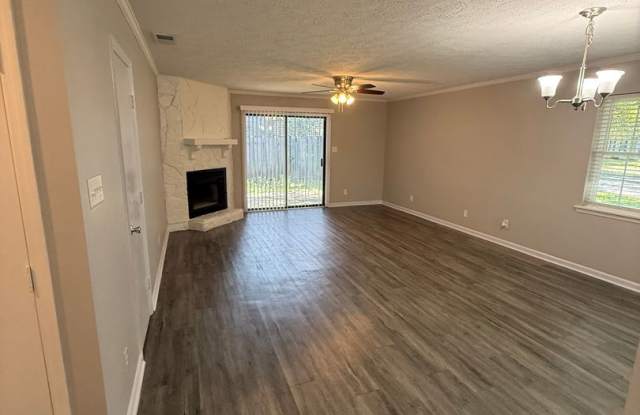Beautiful Duplex Close to Mid-Town Savannah Gallery 3