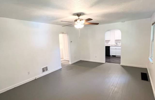 Newly Renovated 2 Bedroom 1 Bathroom in Verona- Garage and Stainless Appliances Gallery 4