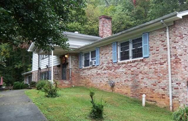 Charming Duplex in Mount Airy! - 114 Dyson Place, Mount Airy, NC 27030