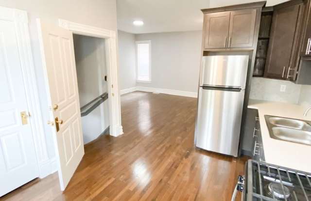 Newly Renovated 2 Bedroom/2 Bathroom! Gallery 3
