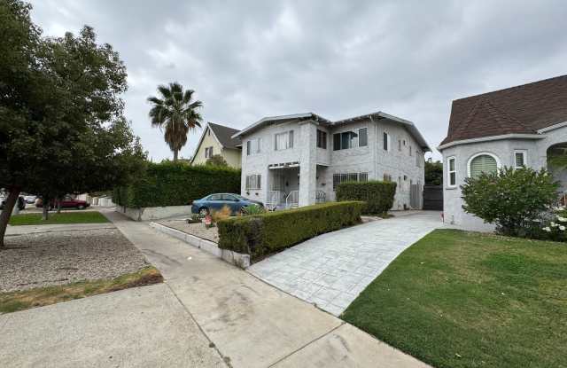 Large centrally located unit with shared yard photos photos