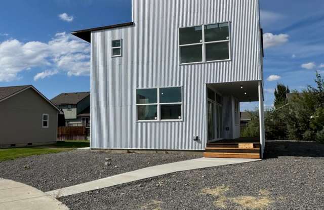 Bright 3BR/3BA with Soaring Ceilings & Large Windows Gallery 3