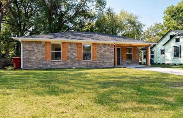714 E 12th Street - 714 East 12th Street, Bonham, TX 75418