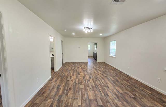 2 Bedroom, optional 3rd bed, 1 Bath Home in Shawnee! photos photos