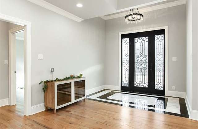 2812 University Boulevard Gallery 4