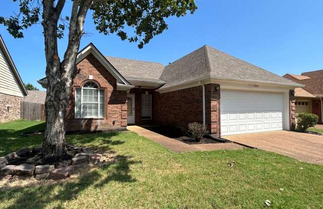Cozy home in The Commons neighborhood offering split bedroom floor plan! Back yard is fully fenced! Pets are welcome, fees apply. photos photos