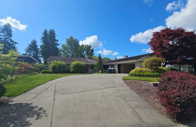 Beautifully Bellevue Rambler in Prime Location Gallery 1