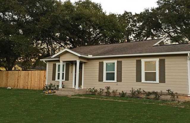 Renovated 2 Bed, 2 Bath Home in Bryan for September Move In photos photos