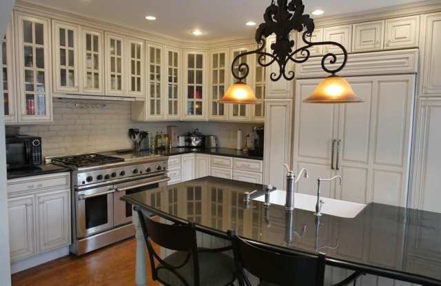 Renovated 5 Bed / 3.5 Bath in South End – 1,836 Sq Ft – W/D in Unit – 9/1 photos photos Renovated 5 Bed / 3.5 Bath in South End – 1,836 Sq Ft – W/D in Unit – 9/1 photos photos