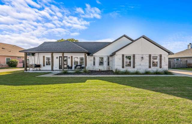 Stunning 4 bedroom with two bonus spaces, perfect for large families and roommates! photos photos