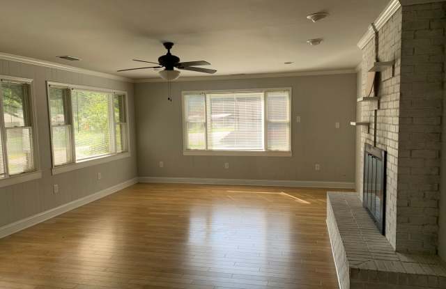 Lovely Three Bedroom Home in Huntersville! Gallery 3