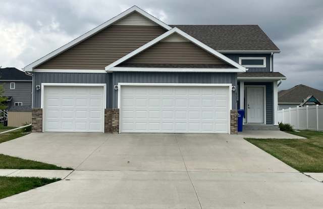 4 Bed 3 Bath Single Family Home - 6073 Autumn Drive South, Fargo, ND 58104