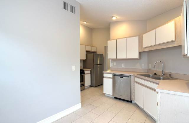 Fresh Interior Paint!  Fully fenced backyard! Pet Friendly! Gallery 4