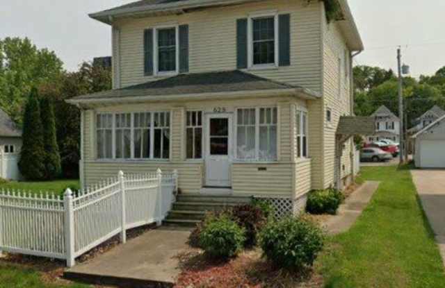 Spacious 3 Bedroom Home With Double Lot in East Moline! photos photos
