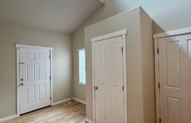 PENDING APPLICATIONS; Spacious 4 BD - Yard Maint. Included! Gallery 3