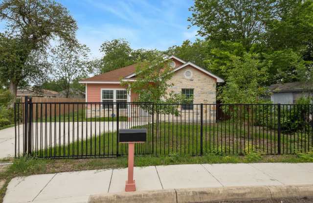 Charming 3/2/2 single story home near Downtown SA & St. Mary's University! photos photos