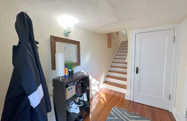 Margaret's Manor - 1 Bedroom, 1 Bathroom Stand Alone Apartment in Sorority Row Gallery 3
