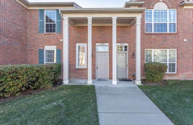 GORGEOUS COMMERCE TOWNSHIP 2 BED/2 BATH MOVE IN READY CONDO! photos photos