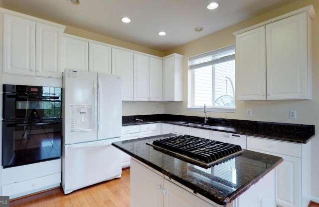 12943 WOOD CRESCENT Circle Gallery 2