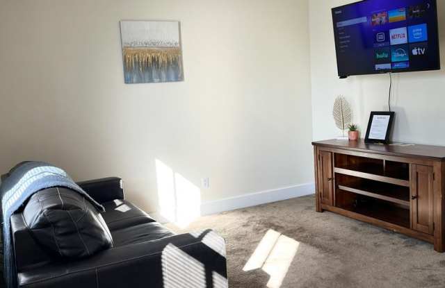 One bedroom, walking distance to Downtown! - 421 West 6th Street, Bloomington, IN 47404 One bedroom, walking distance to Downtown! - 421 West 6th Street, Bloomington, IN 47404