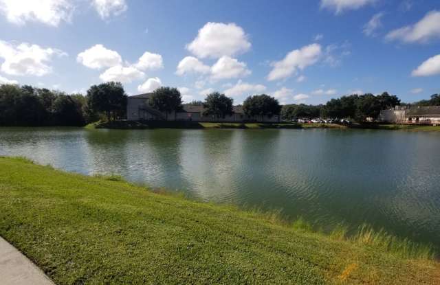 215 Lake Brook Cir #107 Gallery 2