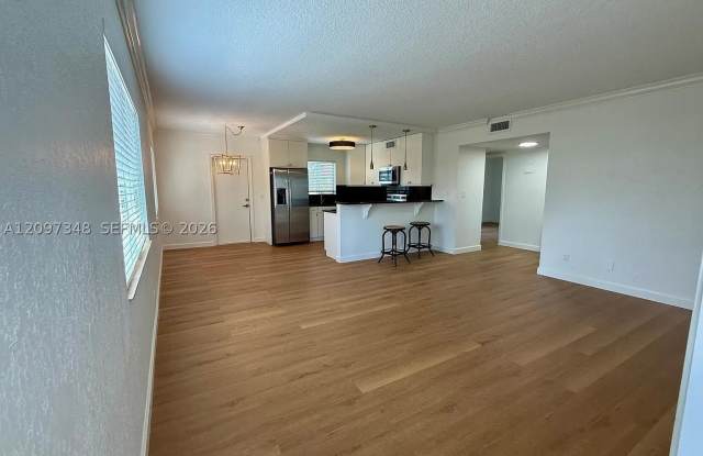 1353 Holly Heights Dr Gallery 2