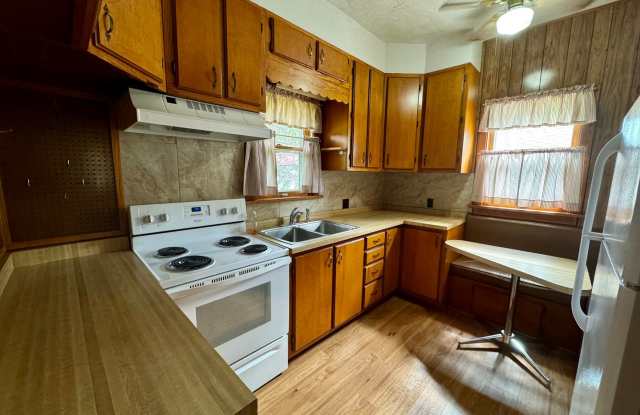 3+ bed 2 bath house in south central Lincoln. Gallery 3