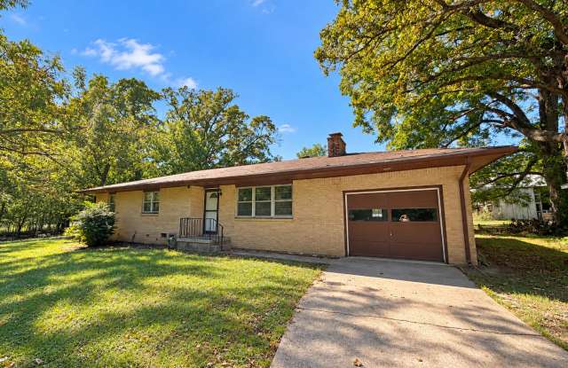 SPACIOUS 3 BEDROOM / 2 BATHROOM HOUSE WITH GARAGE AND SHED IN JOPLIN MO!! Gallery 1