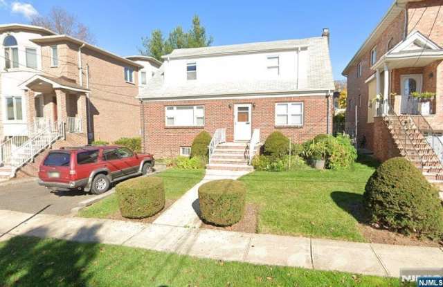 317 Harriet Avenue UPSTAIRS photos photos