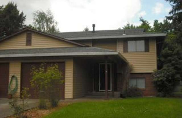 Spacious 2 Bed/2 Bath Duplex w/ Garage Gallery 1