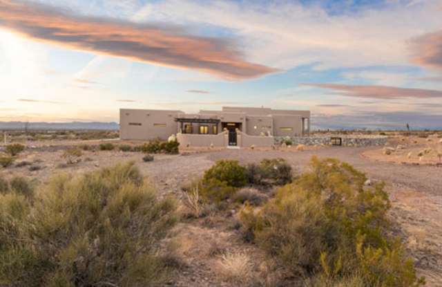 Georgous newer Horse Property behind A Mountain photos photos