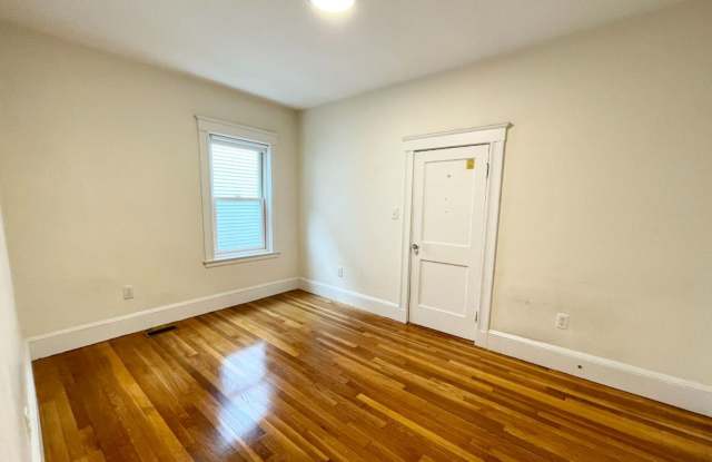 Charming 5 Bedroom-No Broker Fee Gallery 3