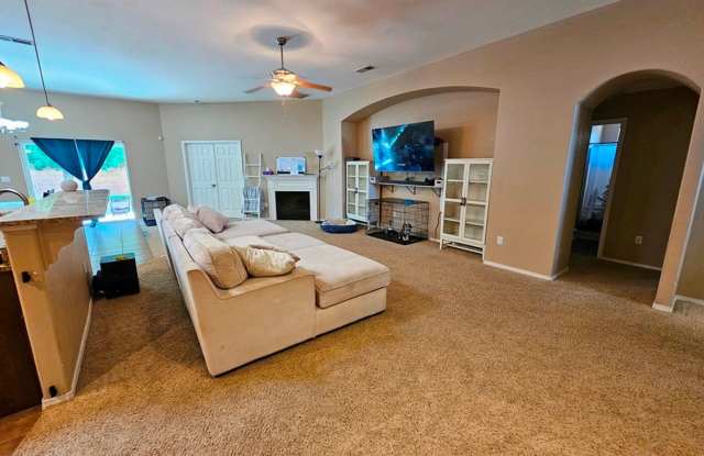 Spacious Golf Course Area Home with 4 Bedrooms & 2 Baths Gallery 4